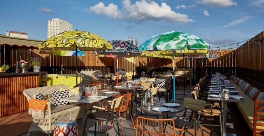 Boire un cocktail ou manger  la terrasse du Mama Shelter