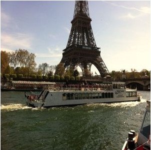 Bateau sur la Seine devant la tour eiffel