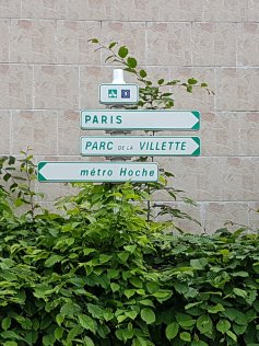 Panneau de signalisation vlo le long de la piste cyclable de l'Ourcq