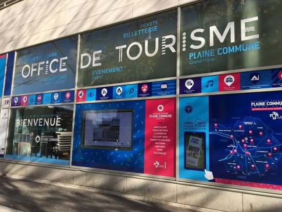 Office de tourisme devant le Stade de France