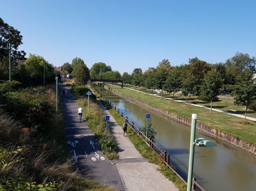 Piste cyclable et petite section du canal de l'Ourcq  hauteur de Sevran