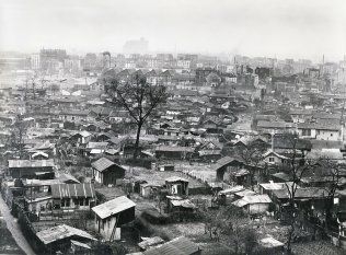 Photographe anonyme  Vue sur la Zone vers la Porte de Clignancourt. Au loin la ville de Saint-Ouen.  France, vers 1940  Tirage argentique - 18 x 13 cm   Courtesy Galerie Lumire des roses