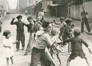 Photographe anonyme  Enfants de la « Zone » près de la Porte de la Villette  France, 1940  Tirage argentique - 9 x 12,7 cm  © Courtesy Galerie Lumière des roses