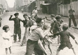 Photographe anonyme  Enfants de la  Zone  prs de la Porte de la Villette  France, 1940  Tirage argentique - 9 x 12,7 cm   Courtesy Galerie Lumire des roses