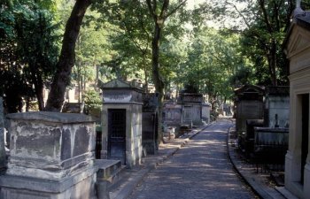 Cine-walk in the Pre-Lachaise cemetery