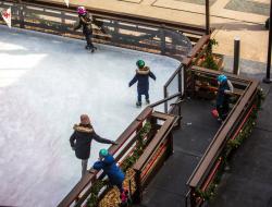 Patinoire extrieure en dcembre du 93 - Photo by Jason Leung on Unsplash