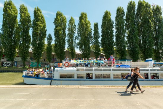 Bateau et promeneurs sur le canal de l'Ourcq  Arthur Crestani