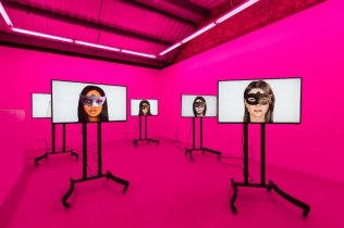 !Meddiengruppe Bitnik, Ashley Madison Angels At Work in Paris, 2019 - Installation vido, son, 8:08 min - Courtesy the artists