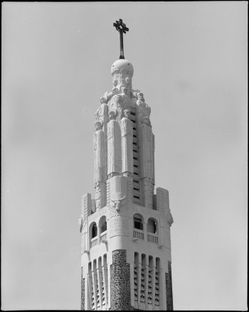 Visuel : Eglise Saint-Louis : Le clocher de l'glise sculpt par Carlo Sarrabezolles en 1926. Villemomble (93), place de la Rpublique, juillet 1985. Dts: Philippe Malpertu / Archives dpartementales de la Seine-Saint-Denis