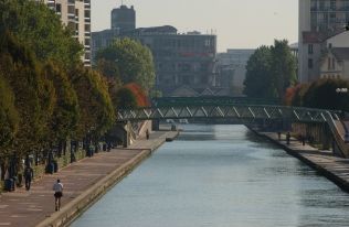 Runners on the banks of Canal de L'Ourcq