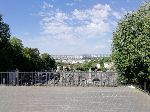 Vue sur le cimeti�re de Romainville, parvis centre-ville