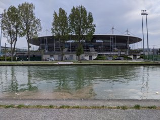 Vue du Stade de France depuis le canal Saint-Denis