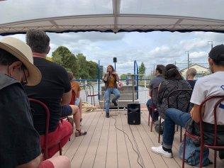 Thomasine Zoler animant une croisire sur le canal de l'Ourcq - Photo Maxime Chermat