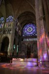 Basilique Saint Denis - intérieur rosace et gisant sous lumière colorée