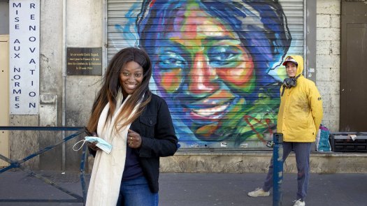 Beye pose devant son portrait avec l'artiste Sema Lao - Fenêtre sur rue 2