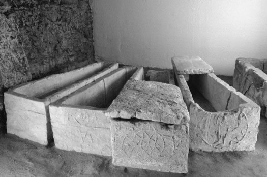 Sarcophages en plâtre mérovingiens du cimetière de l'église Saint-Lucien