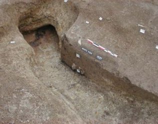 Four (arrière-plan) et fosse de rejet (premier plan) datés du premier âge du Fer (Tremblay-en-France)