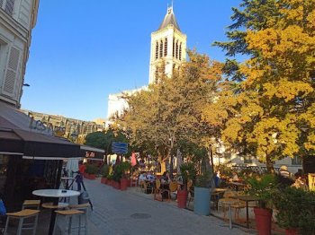 La terrasse face à la Basilique des Arts à Saint-Denis