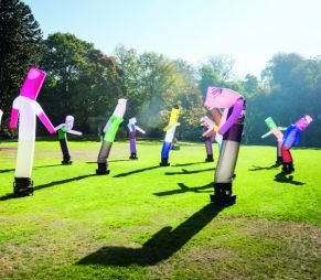 Exposition de gants dans le parc de La Villette