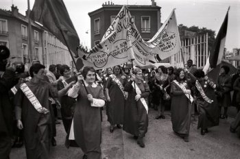 Dfil des ouvrires de Grandin en grve, 97FI 75550 1 Jacques Marie, Mmoires d'Humanit, AD de la Seine-Saint-Denis