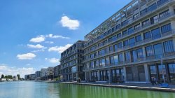 magasins g�n�raux � Pantin, vue canal de l'ourcq