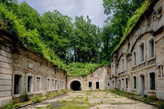 Cour de la caserne du Fort de Villiers  Alexandre Bonnemaison, Direction de la Communication, Ville de Noisy-le-Grand, 2018