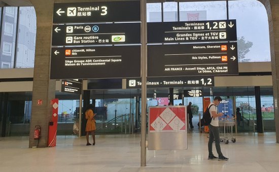 CDG 1 sorte du RER B avant de prendre la navette gratuite entre les terminaux de Roissy