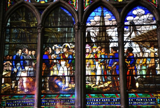 Vitrail qui reprsente la Basilique Saint-Denis avec la Flche avant sa destruction par un incendie de par la foudre -  CDT93