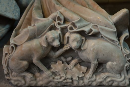 chiens aux pieds d'une reine - gisant -Basilique st denis - CDT93lp