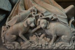 Representacin de perros a los pies de una reina - yacente    SSDTourisme