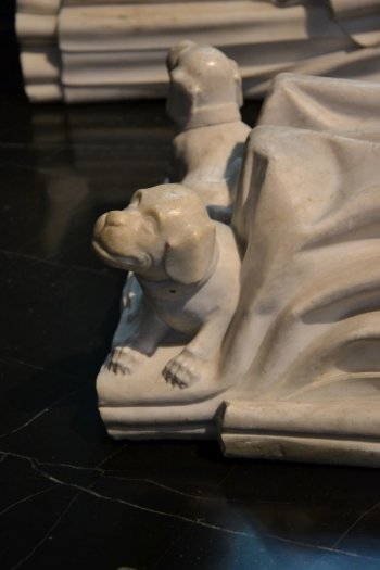 chiens au pied d'un gisant - basilique st denis - CDT93lp