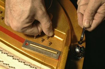 R�glage de la mise en charge du cadre - piano Pleyel