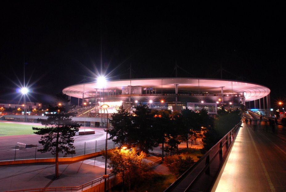 Vue extrieure de nuit du Stade de France