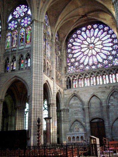 Nef de la basilique avec rosace