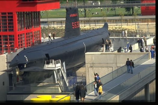 L'Argonaute devant la cit des sciences et de l'industrie