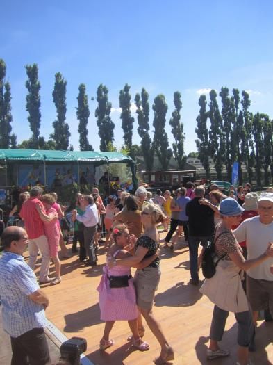 Danseurs au Bal des Martine, Bobigny sur Ourcq