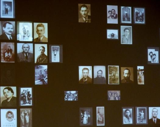 Mur de photos des dports  l'entre du Mmorial de la Shoah Drancy