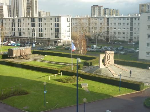 Vue sur le wagon et stle - Mmorial de la Shoah de Drancy