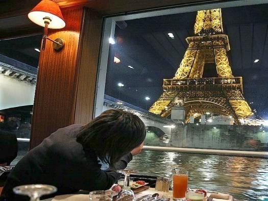 Croisire sur le bateau du Capitaine Fracasse - vue tour eiffel