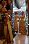 robes de tous styles, vintage et autre au sein des Puces - marché Dauphine