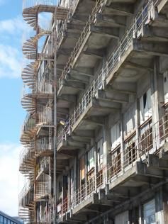 vue exterieure de l'escalier batiment des dounes  Pantin