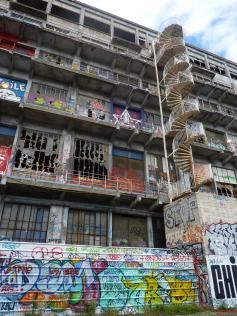 vue exterieure de l'escalier et murs batiment des douanes