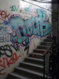 tag sur tous les murs de l'escalier batiment des douanes