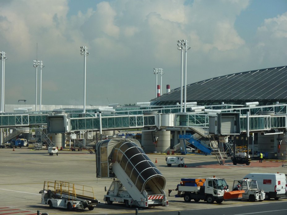 roissy charles de gaulle vue du tarmac divers outils