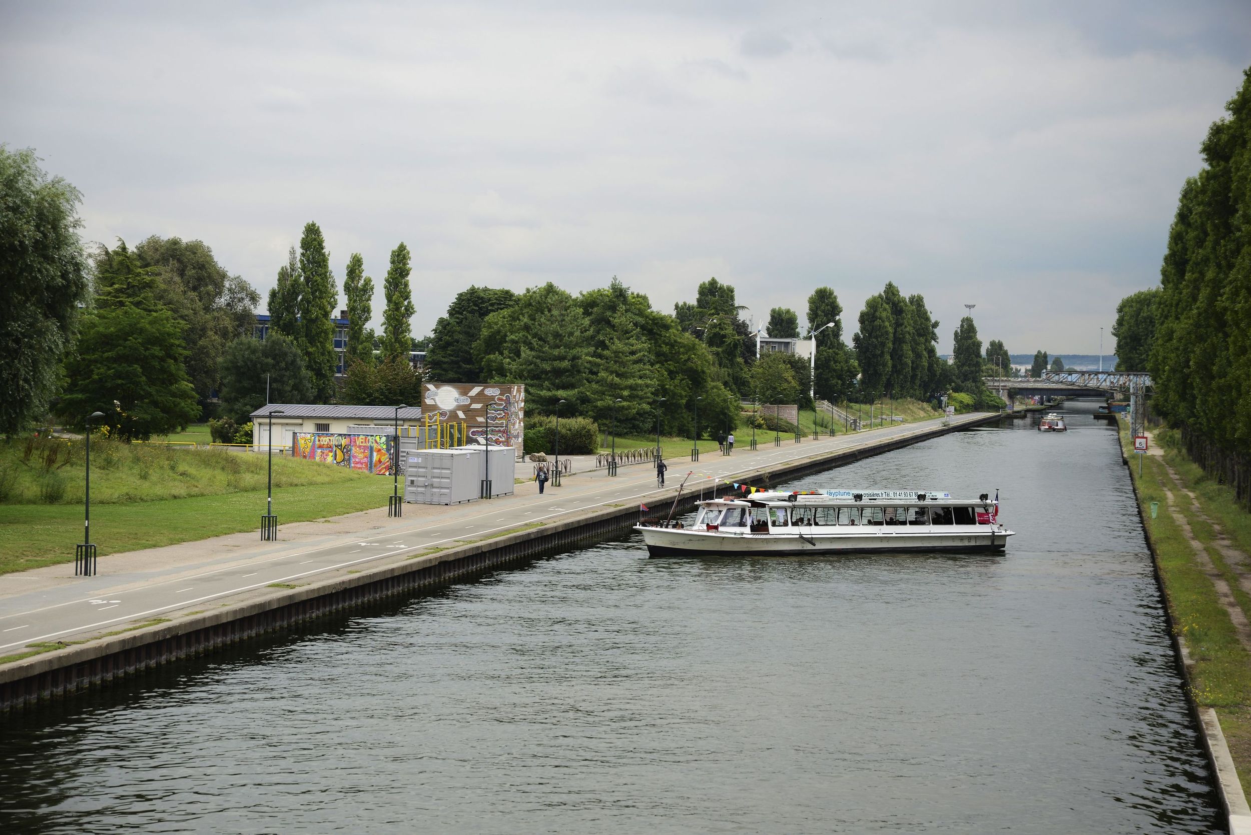 Bateau sur le canal de l'Ourcq Parc de la Bergre