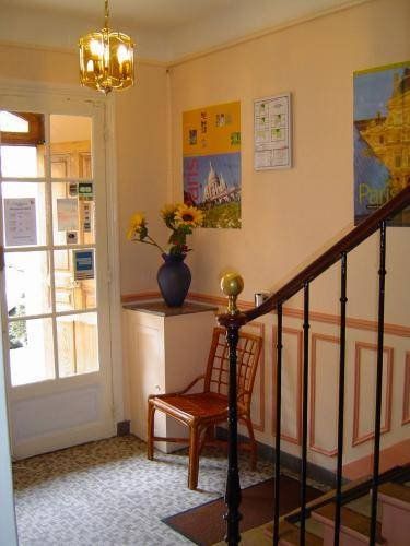 Entre de l'htel Ermitage Paris 20me