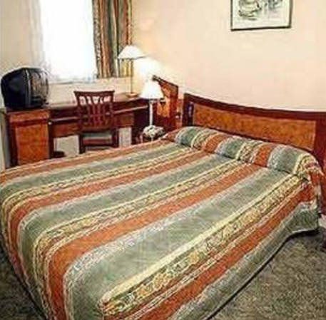 Euro Htel Sovereign St Denis Basilique - chambre