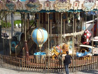 Carroussel Jules Verne - manège ancien dans le parc de la Villette Paris