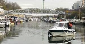 Bateau cole sur le canal parisien