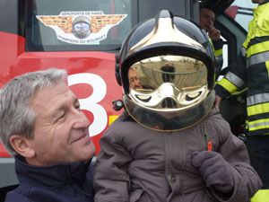 Pompier et jeune enfant casqu sur le tarmac